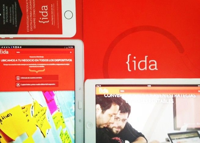 Página web de IDA en dos tablets junto al logo de IDA