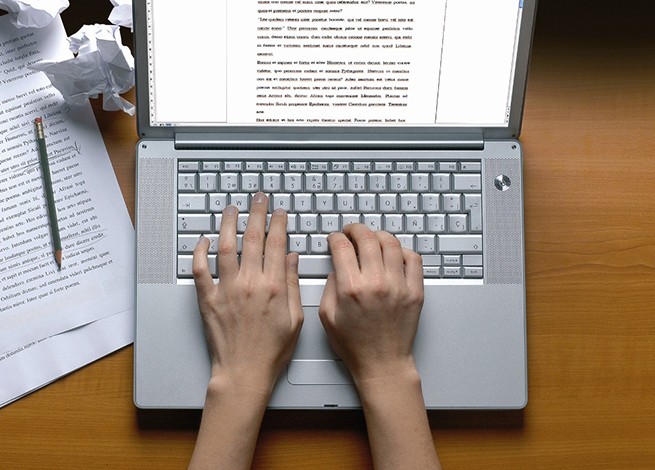 Persona escribiendo en una laptop