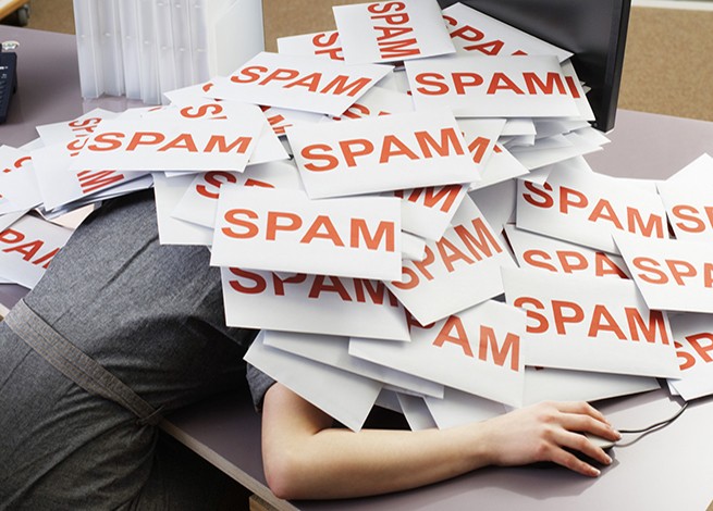 persona tapada en spam