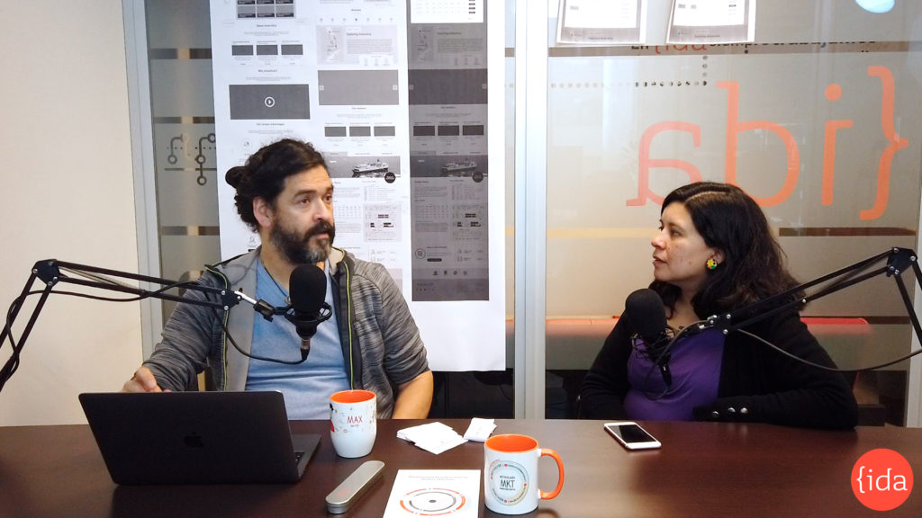 Max Martín y Andrea Zamora hablan en el estudio.