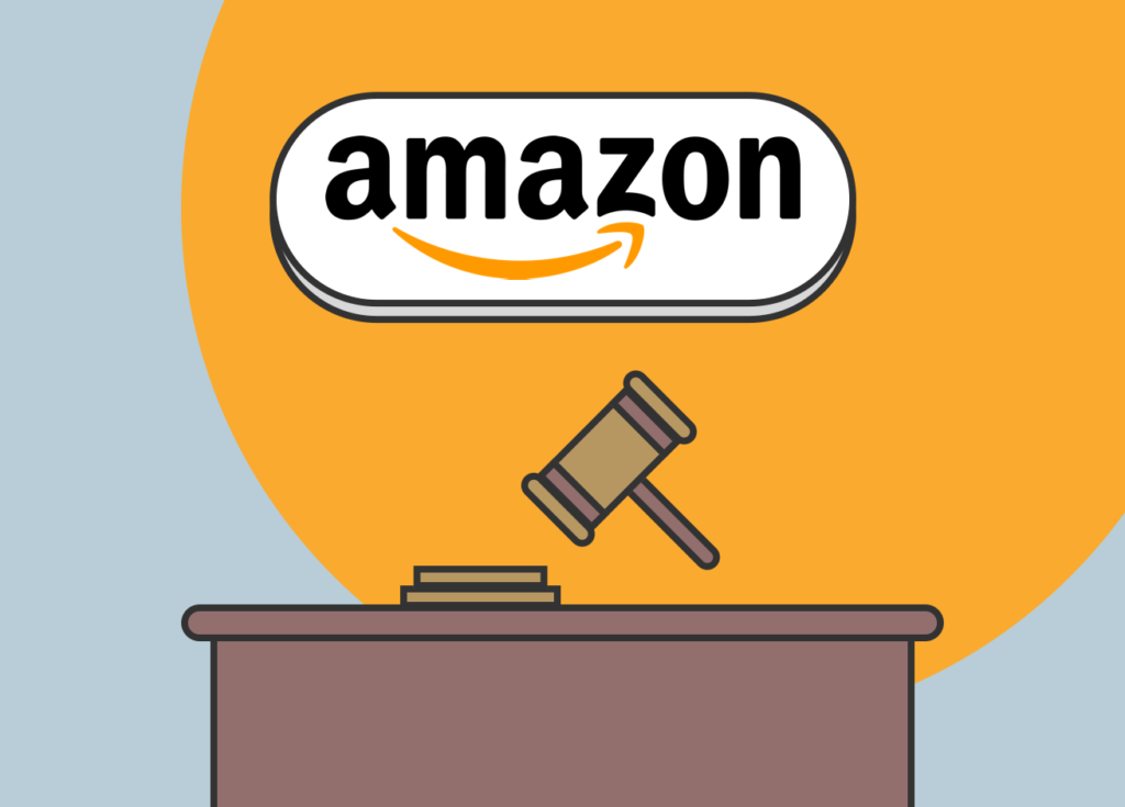 El logo de Amazon sobre una mesa de juzgado y una mazo.