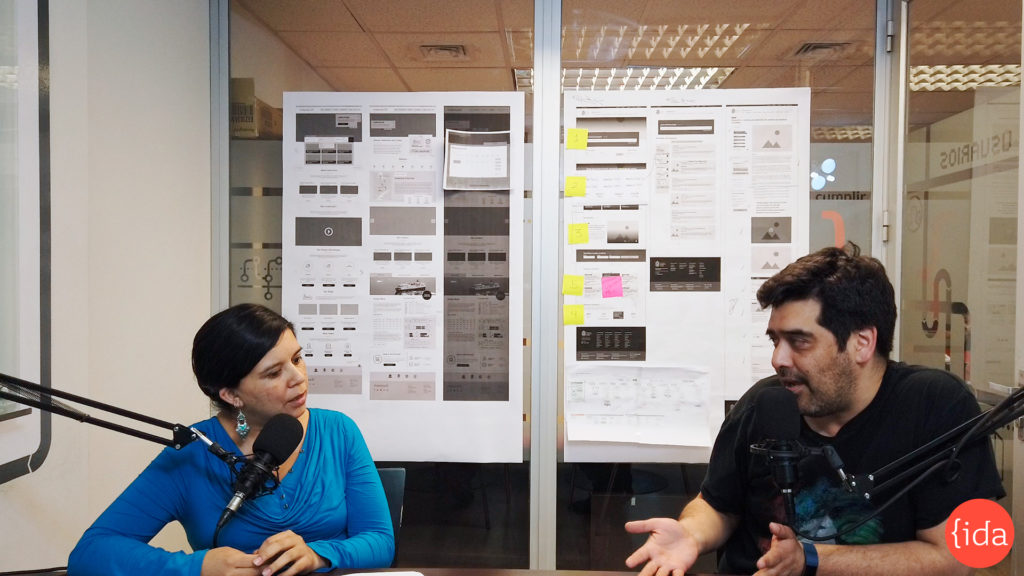 Andrea Zamora conversa con Max Villegas en la oficinas de IDA.