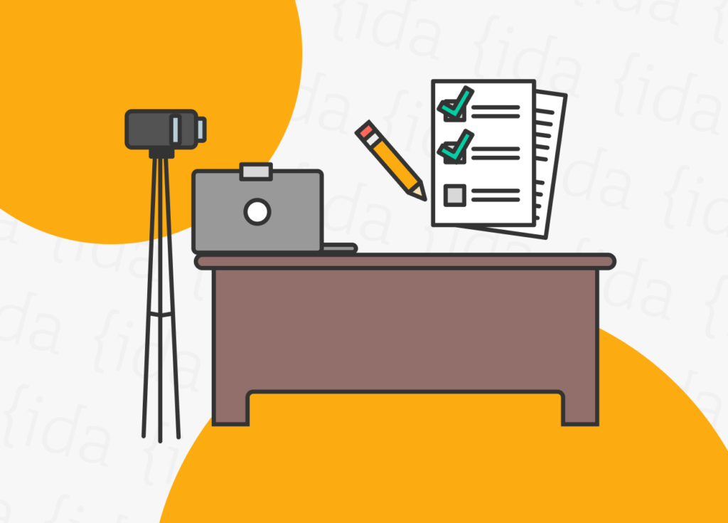 Escritorio con escritorio, computador, cámara y lista de tareas para realizar un test de usabilidad.